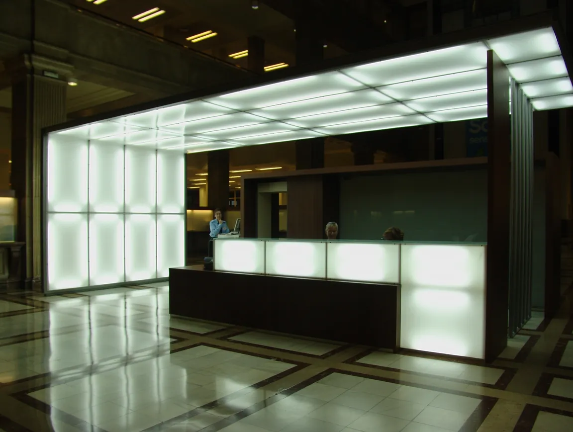 Mostrador de recepción iluminado en un edificio del ICS en Barcelona