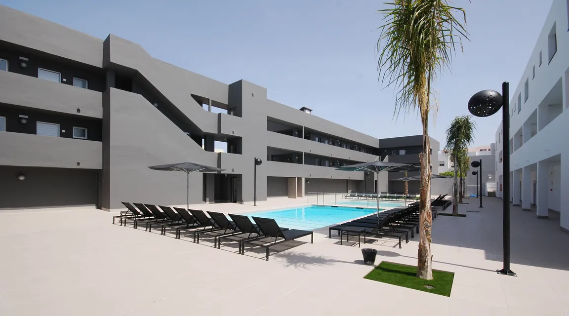 Piscina y fachada de los apartamentos Migjorn en Ibiza